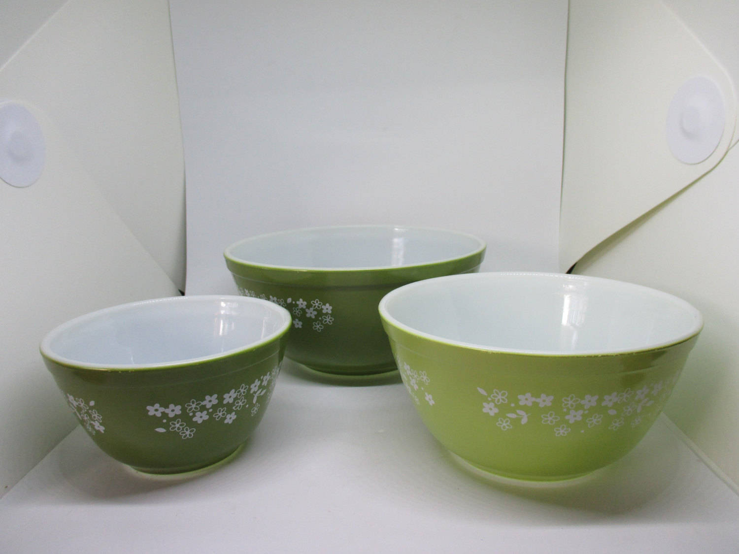 1980's Green Floral Pyrex set of 3 Mixing Bowls 2 shades of green ...
