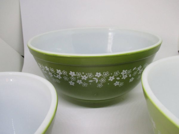 1980's Green Floral Pyrex set of 3 Mixing Bowls 2 shades of green Spring Daisies
