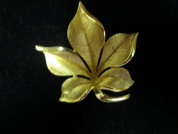 Beautiful Trifari Leaf shape Brooch Pin Gold tone Pin Stunning