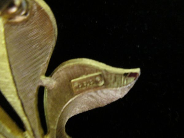 Beautiful Trifari Leaf shape Brooch Pin Gold tone Pin Stunning