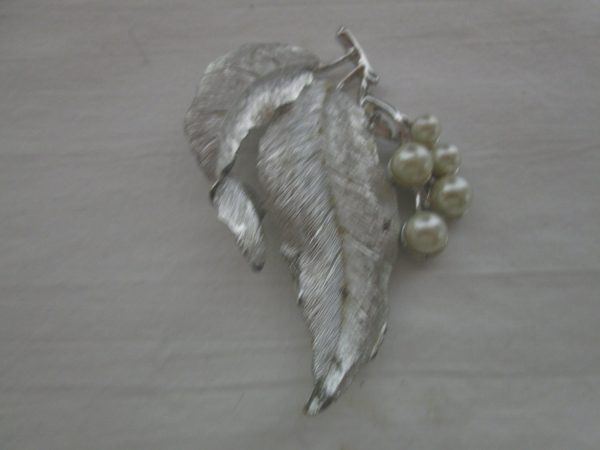Vintage Large Silver Tone Sarah Coventry Leaf with Pearls Brooch Pin Silver Splendor signed Sarah Coventry