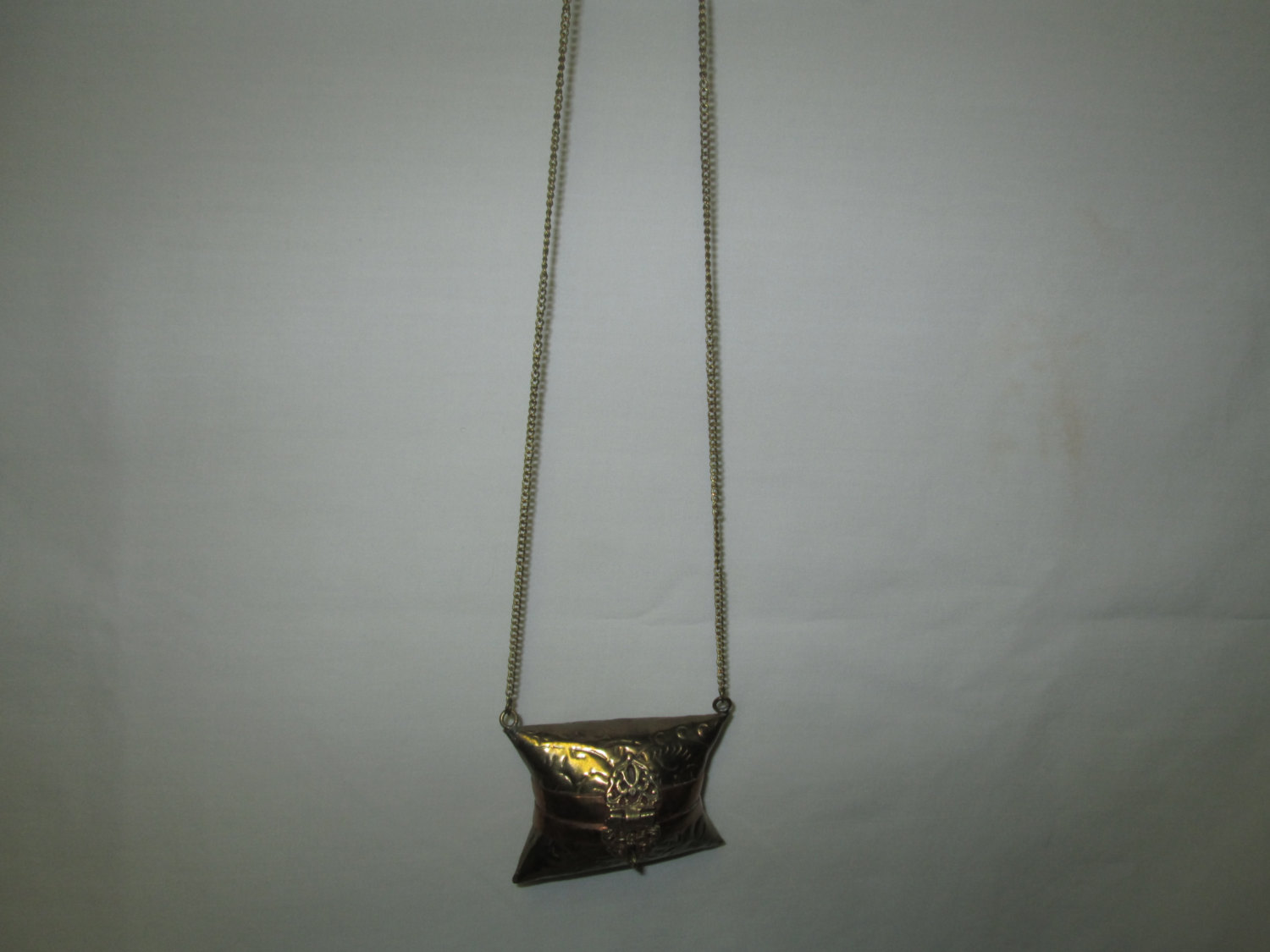 Vintage Metal Clam shell hard side Brass and Copper tiny change purse  shoulder bag – Carol's True Vintage and Antiques