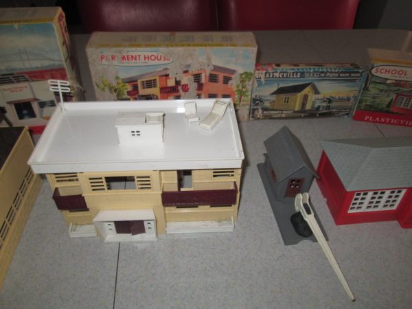 Bachmann Lot of Plasticville Early 50's O and S scale Snap together Buildings Factory  Apartment TV station WPLA School Church Shanty & more