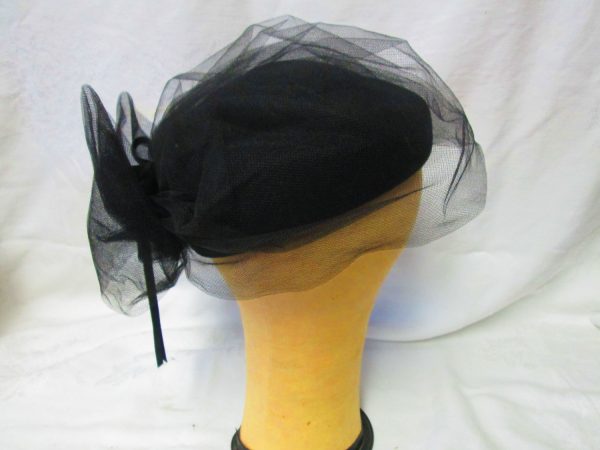 Beautiful 100% Wool, Made in the USA, Pillbox, Black with Tulle Women's Hat Great condition Velvet & tullel Bow at back 1940's Betmar Brand