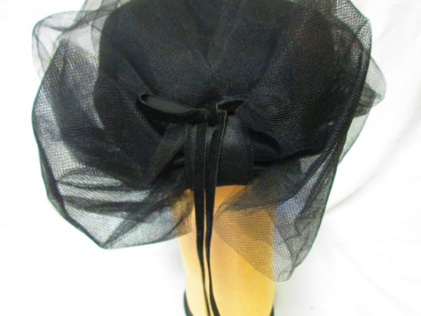Beautiful 100% Wool, Made in the USA, Pillbox, Black with Tulle Women's Hat Great condition Velvet & tullel Bow at back 1940's Betmar Brand