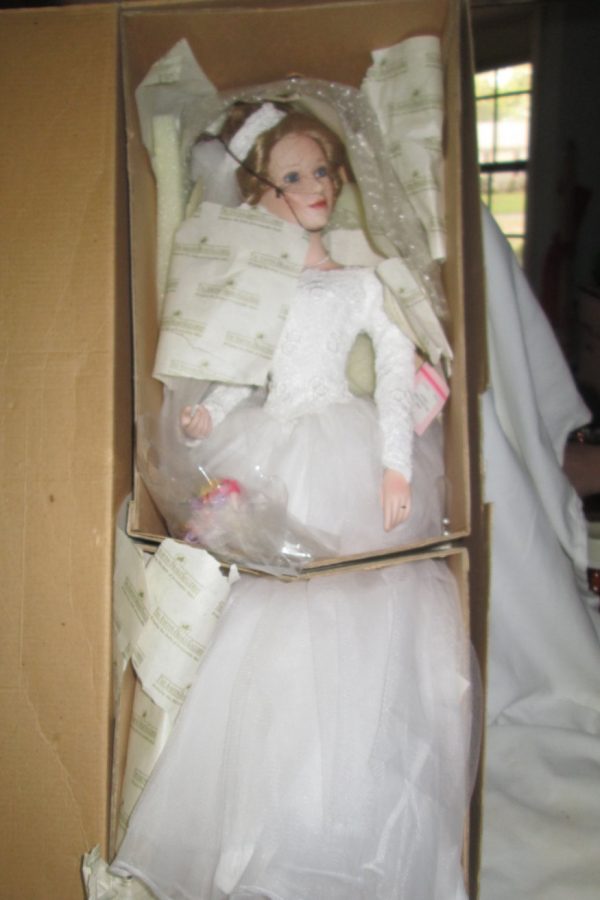 Beautiful Ashton Drake Spring Promise Bridal Wedding Doll In Box with COA Retired 2000 Porcelain Doll MINT