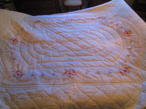 Beautiful King Size Cotton Quilt Polyester Filling White with Rose Pattern Estate Find Really Nice Great Condition