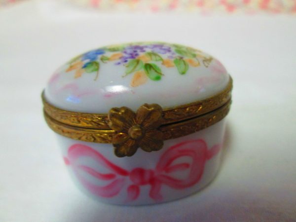 Beautiful Limoges Porcelain Trinket Box Beautiful Coloring and Floral Pattern Hinged