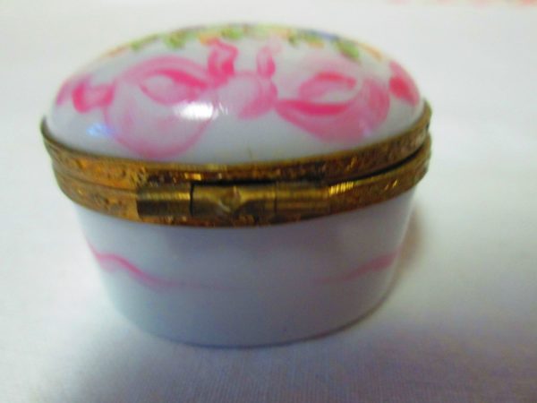 Beautiful Limoges Porcelain Trinket Box Beautiful Coloring and Floral Pattern Hinged
