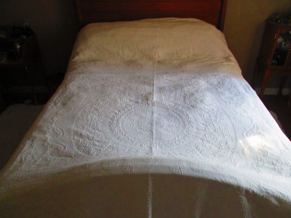Beautiful Matelasse White on white Great Quality Heavy Weight Bedspread Fringe 96x112 Queen 100% cotton USA Queen Elizabeth's pattern