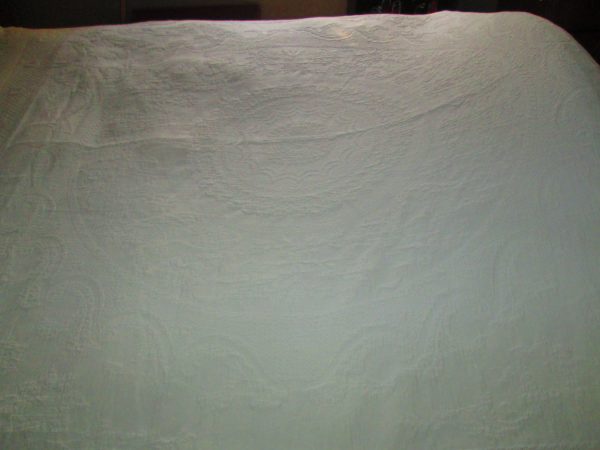 Beautiful Matelasse White on white Great Quality Heavy Weight Bedspread Fringe Queen King size  100% cotton USA 100" x 130"