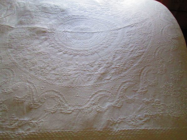 Beautiful Matelasse White on white Great Quality Heavy Weight Bedspread Fringe Queen King size  100% cotton USA 100" x 130"