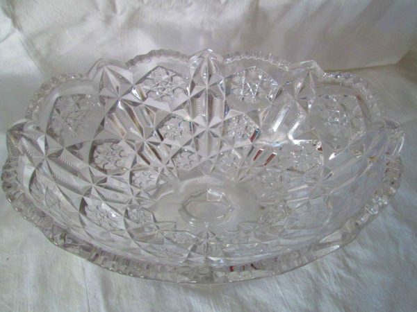 Beautiful pair of Center Bowls Fruit Bowls Pedestal Oval Bowl Beautiful Pattern Great Condition