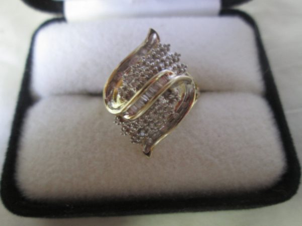 Beautiful Vintage Diamond Cocktail Ring 10Kt Gold with diamonds and baguettes