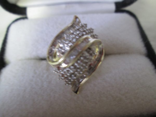 Beautiful Vintage Diamond Cocktail Ring 10Kt Gold with diamonds and baguettes