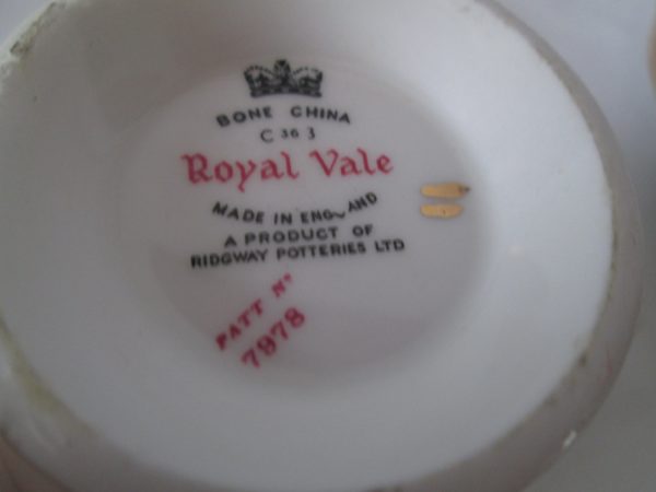 Beautiful Vintage Tea Cup and Saucer Fine Bone China Red Roses Royal Vale made in England