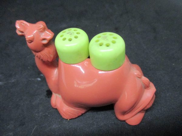 Camel Removable Humps hard Plastic Salt & Pepper Shakers decor collectible display tableware dinning kitchen cottage 1950's
