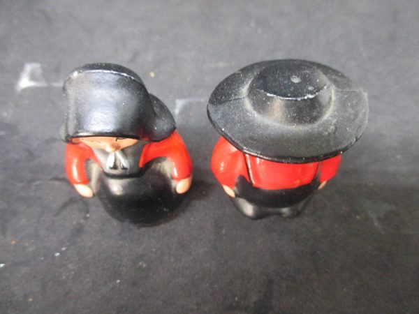 Cast Iron Amish Man and Woman Salt & Pepper Shakers decor collectible display tableware dinning kitchen farmhouse cottage