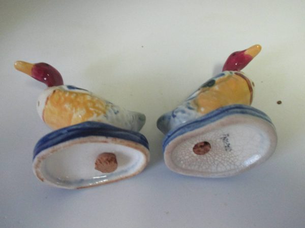 Ducks Salt & Pepper Shakers decor collectible display tableware dinning kitchen farmhouse cottage Japan yellow beaks and chest blue base