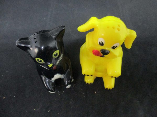 Fantastic Mid Century Hard Plastic Cat and Dog Salt & Pepper Shakers decor collectible display tableware dinning kitchen farmhouse cottage