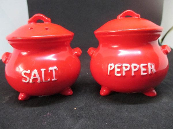 Fantastic Mid Century Red Cauldron Salt and Pepper Shakers decor collectible display tableware dinning kitchen farmhouse cottage Lego Japan