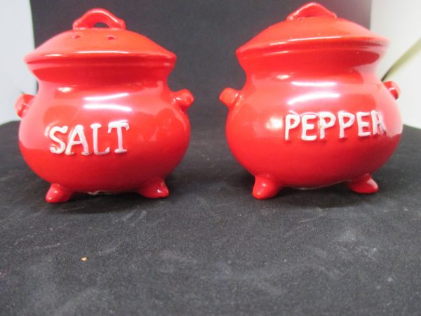 Fantastic Mid Century Red Cauldron Salt and Pepper Shakers decor collectible display tableware dinning kitchen farmhouse cottage Lego Japan
