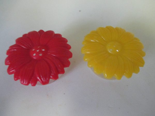 Mid Century Clear Hard Plastic Flowers Salt and Pepper shakers cottage collectible display farmhouse country Yellow and red  Dinning Kitchen