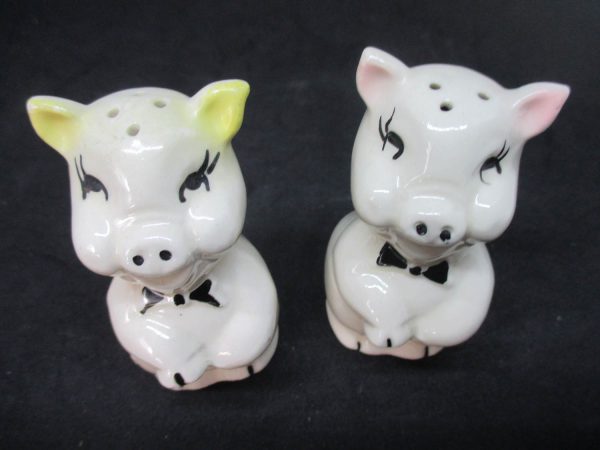 Smiling Pig Couple Yellow ears and Pink ears Salt & Pepper Shakers decor collectible display tableware dinning kitchen farmhouse cottage