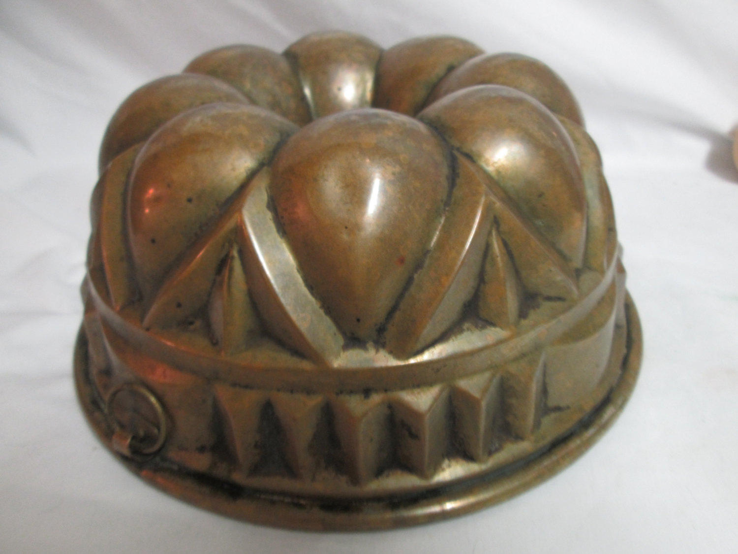 https://www.truevintageantiques.com/wp-content/uploads/2017/07/vintage-jello-cake-mold-heavy-copper-baking-pan-ornate-detail-brass-ring-for-hanging-original-patina-595c34921.jpg
