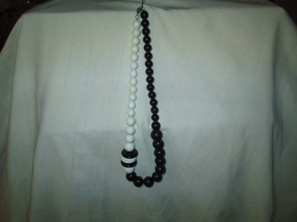 Vintage Mid Century Black and White Bead Necklace Great Design Silver tone clasp 22" long