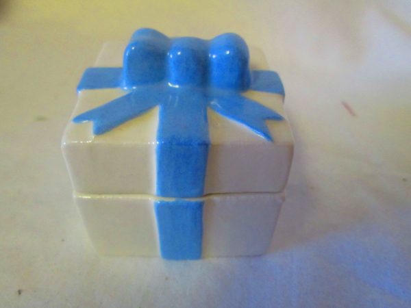 Vintage Present Shape Trinket Box Periwinkle blue ribbon ES Molds 1977