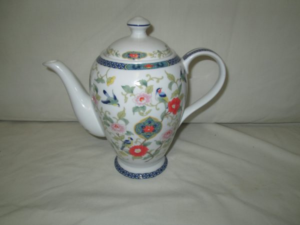 Vintage Royal Traditions Ming Dynasty Fine Porcelain Teapot Beautiful bright colors