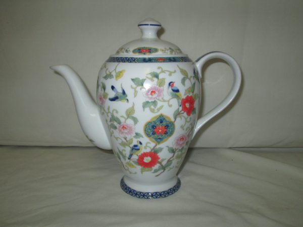 Vintage Royal Traditions Ming Dynasty Fine Porcelain Teapot Beautiful bright colors