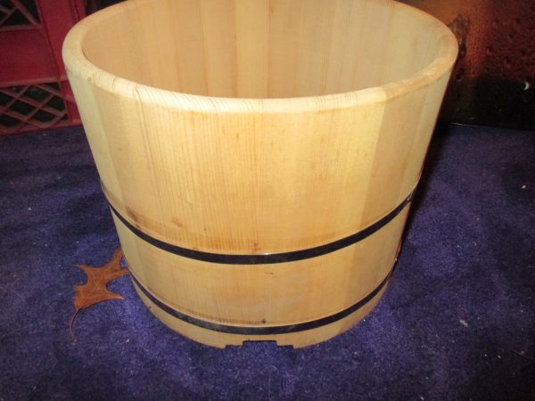 Vintage Solid Wooden Crate Barrel with lid Display storage Garage Kitchen Magazines