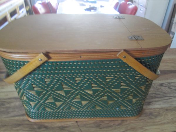 Vintage USA Hawkeye Picnic Basket green wicker 6 cups & Plates Pie Cake Shelf Divider Excellent Condition Clean