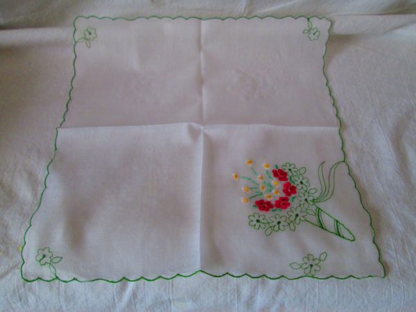 White green basket pink roses with daisies scalloped green trim hankie handkerchief green scalloped edge 11x11