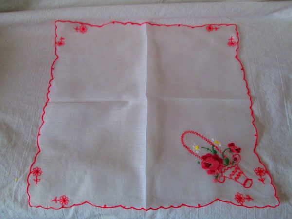 White pink trim pink roses with daisies basket pink trim scalloped edge hankie handkerchief 11x11