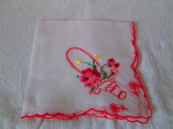 White pink trim pink roses with daisies basket pink trim scalloped edge hankie handkerchief 11x11