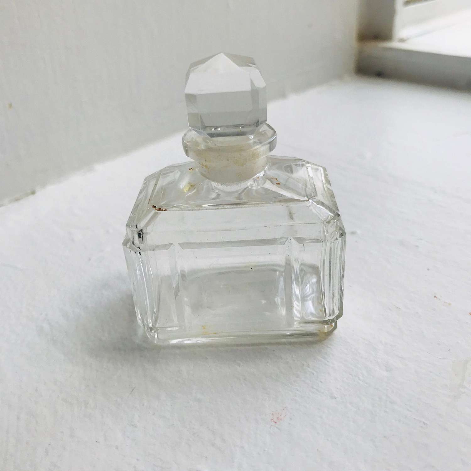Antique clear glass perfume bottle with ground glass stopper art deco  collectible farmhouse display bedroom bathroom figurine – Carol's True  Vintage and Antiques