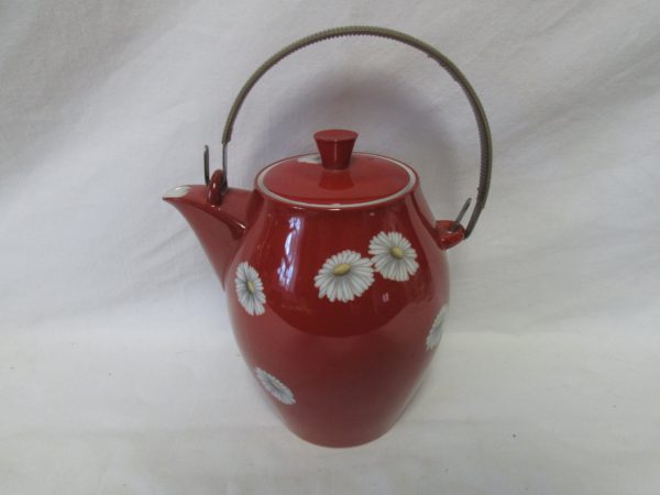 Beautiful Red with Daisies Jananese Noritake Porcelain Teapot and 4 tea cups matching Tea set Mid Century Simple Design Signed Toki Kaisha
