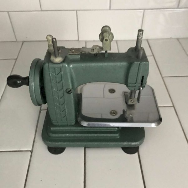 Child size Betsy Ross USA sewing machine hand crank heavy duty greenish blue Metal 1940's collectible display