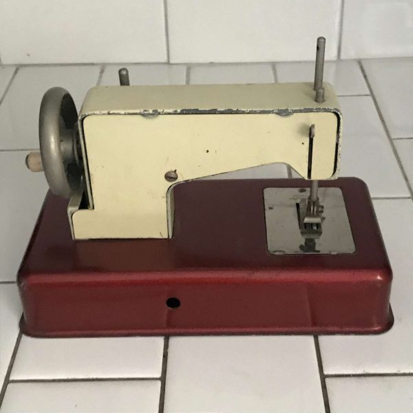 Child size Casige Western Germany sewing machine hand crank Metal 1940's collectible display Red and Ivory