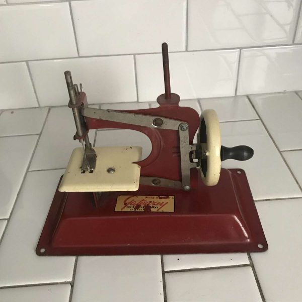Child size Gateway Chicago, Illinois sewing machine hand crank Metal 1920's collectible display Red with ivory trim & sewing plate