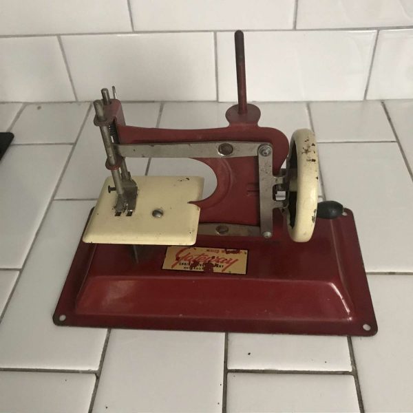Child size Gateway Chicago, Illinois sewing machine hand crank Metal 1920's collectible display Red with ivory trim & sewing plate