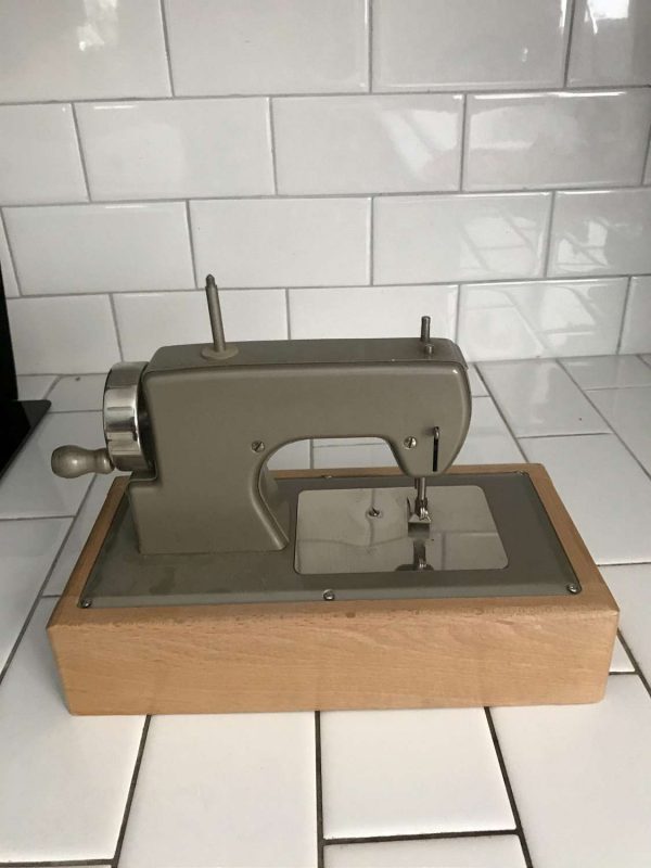 Child size KAY AN EE sewing machine taupe & Chrome metal original 1940's hand crank collectible display battery operated