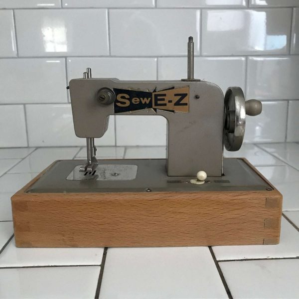 Child size Sew E-Z Berlin Germany US Zone sewing machine hand crank & Battery operated Metal 1940's collectible display wood base dovetailed