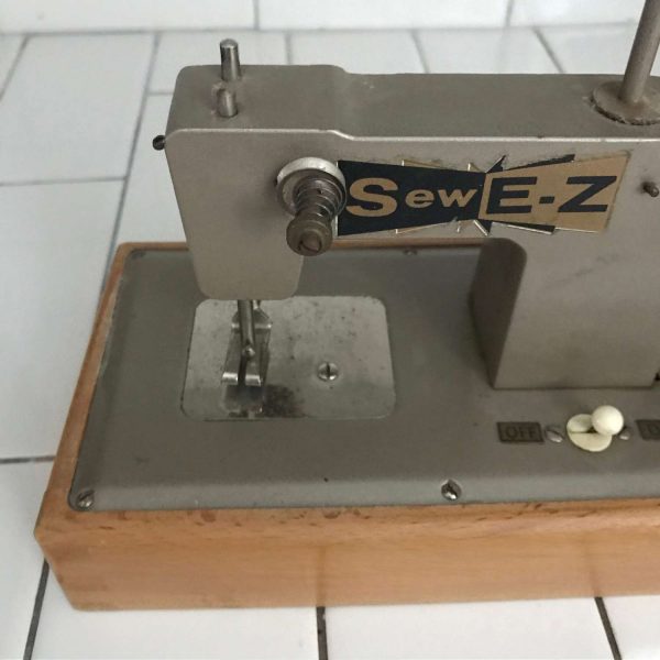 Child size Sew E-Z Berlin Germany US Zone sewing machine hand crank & Battery operated Metal 1940's collectible display wood base dovetailed