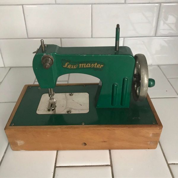 Child size Sew master Berlin Germany US Zone sewing machine hand crank  Metal 1940's collectible display wood base dovetailed