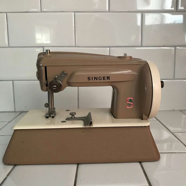Child size Singer sewing machine Beige & Ivory All metal original 1950's hand crank Great Britain