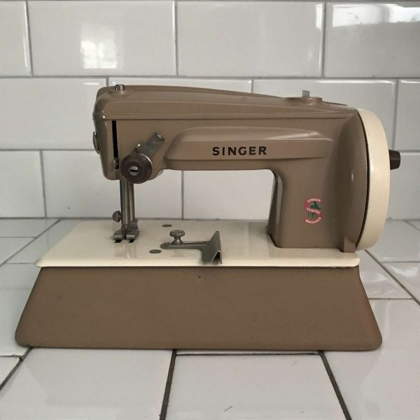 Child size Singer sewing machine Beige & Ivory All metal original 1950's hand crank Great Britain